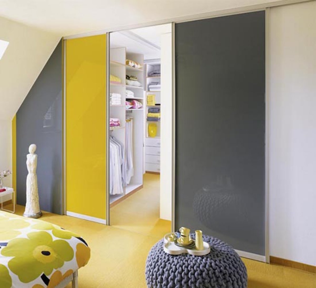 Распашной шкаф в спальню
