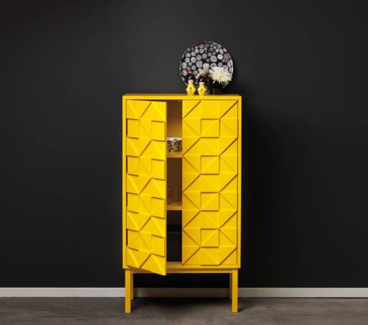 Желтый шкаф в интерьере
