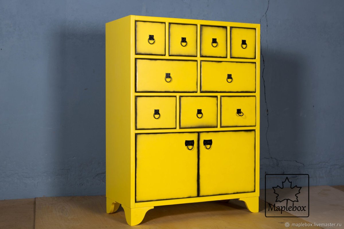 Оранжевый шкаф