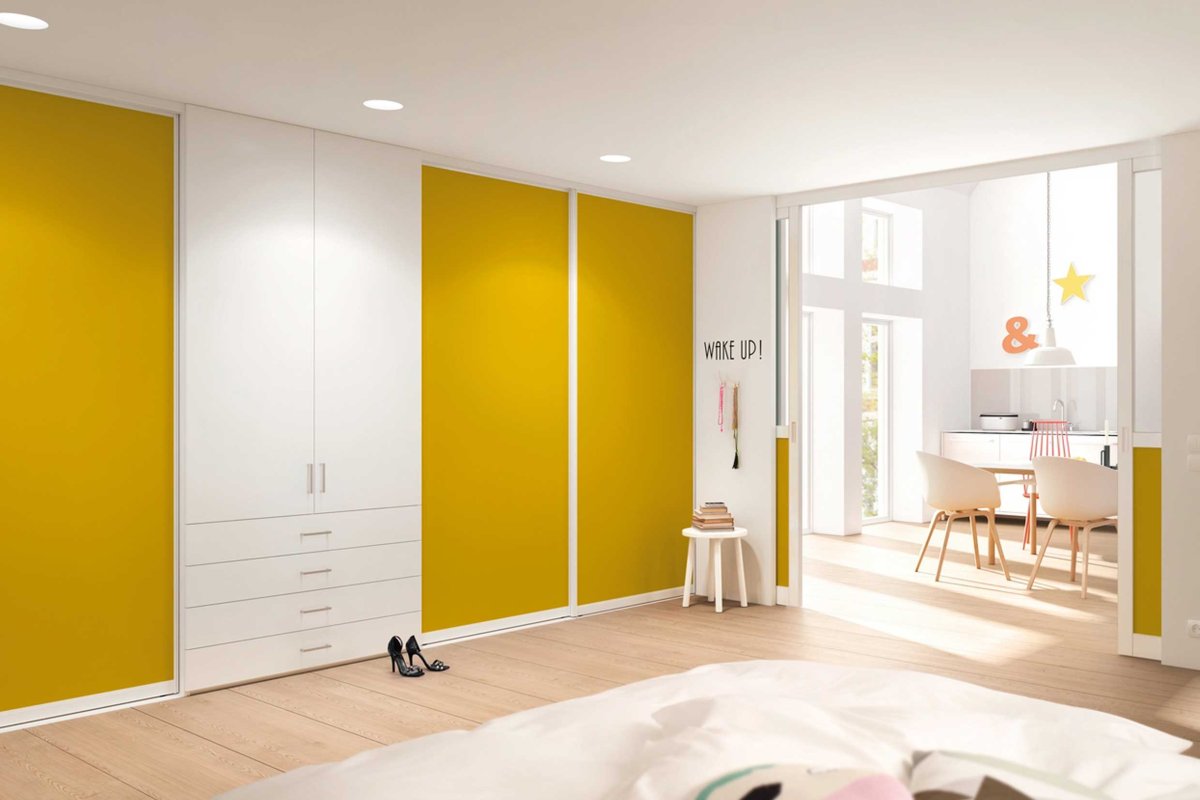 Желтый встроенный шкаф