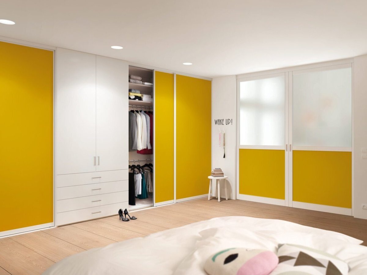 Желтый шкаф