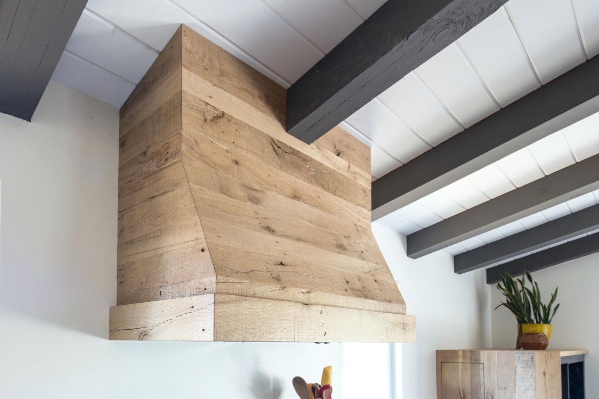 Обшивка вытяжки деревом