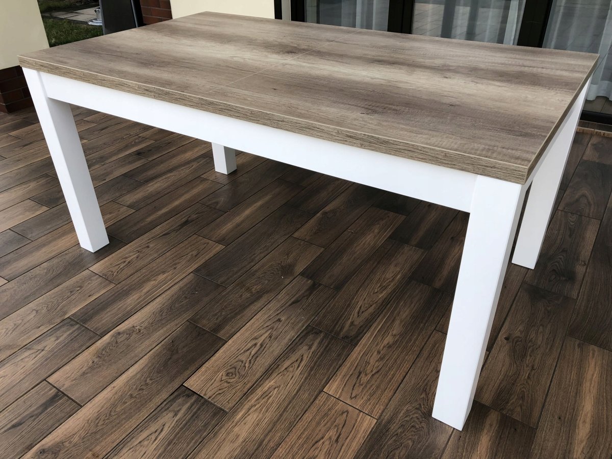 Деревянный стол на металлических ножках