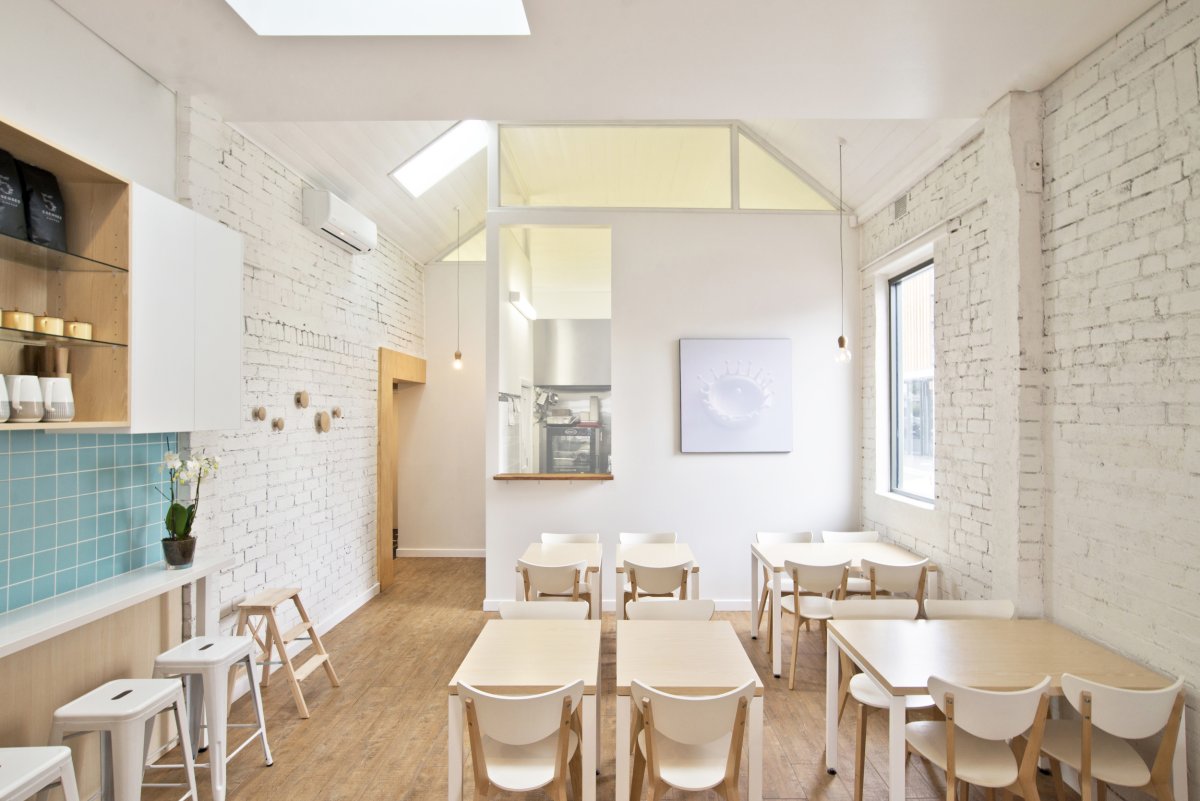 Кафе в светлых тонах