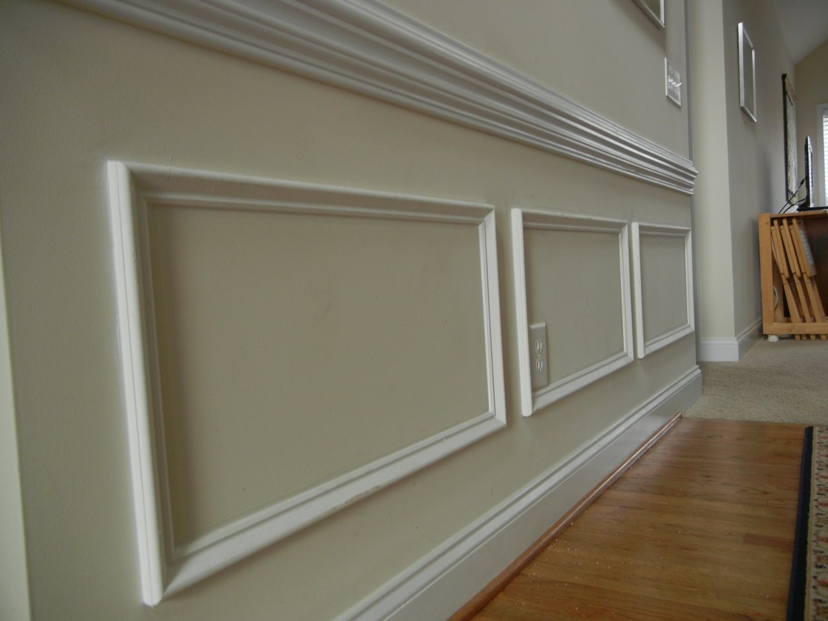 Молдинги в интерьере гостиной