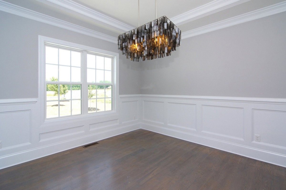 Стена с молдингами без мебели