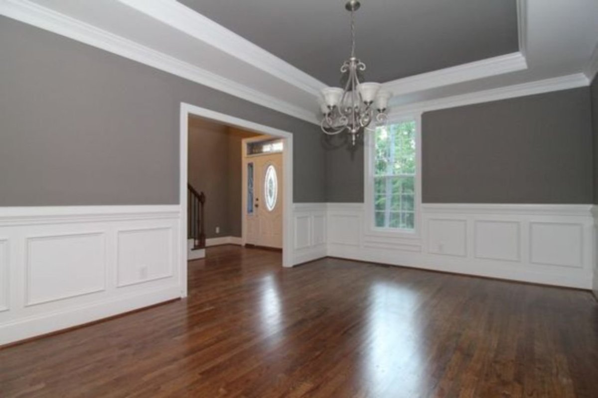 Белая стена с молдингами