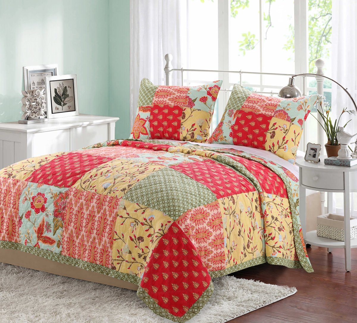 Спальня с покрывалом в стиле пэчворк