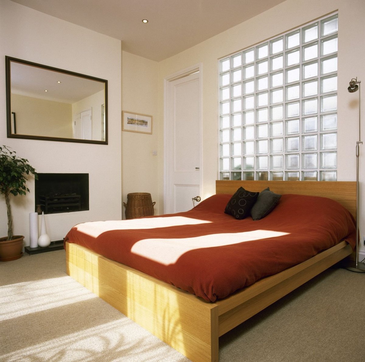 Стена из стеклоблоков в спальне