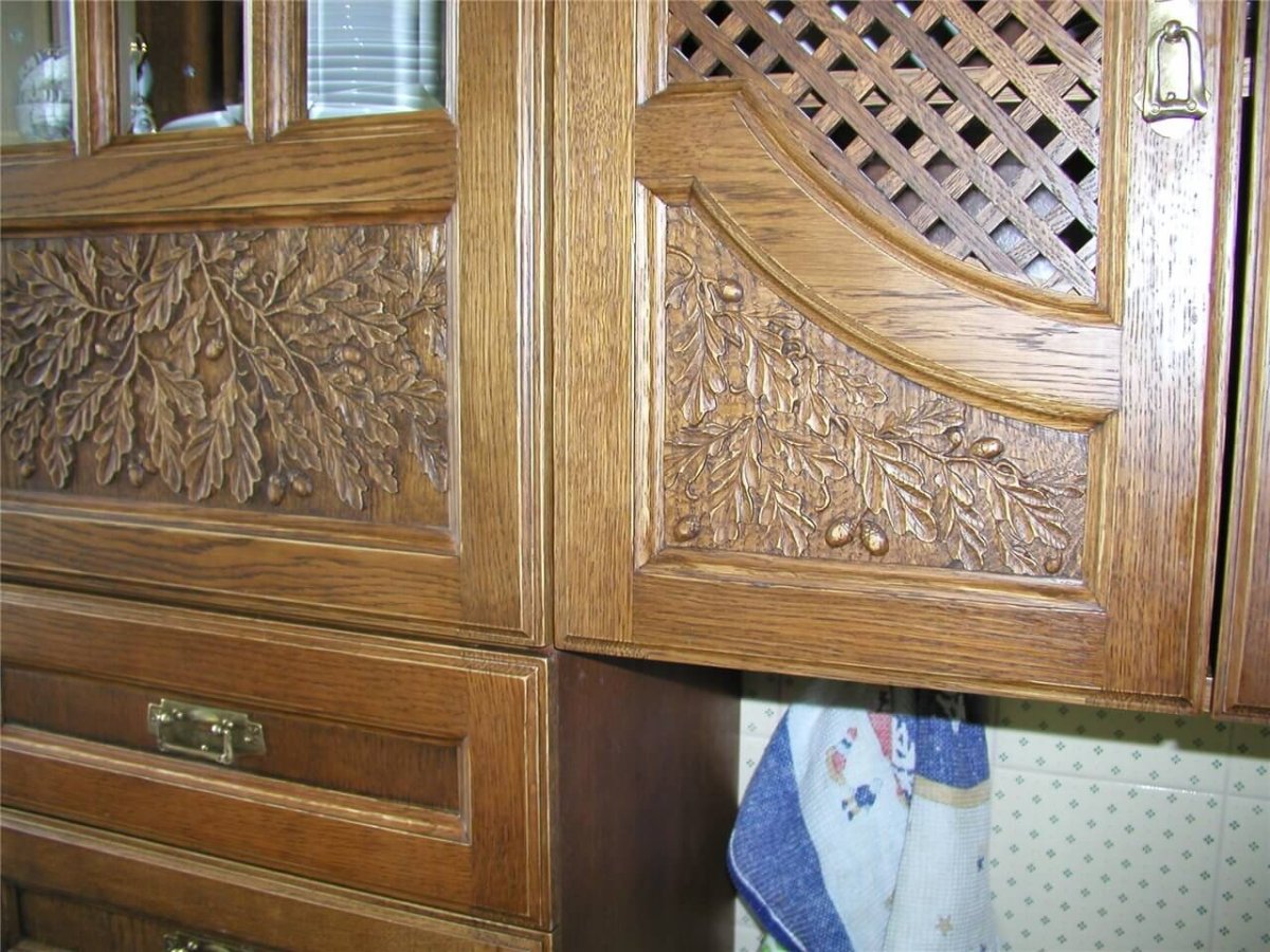 Кухонные фасады из массива дерева с резьбой