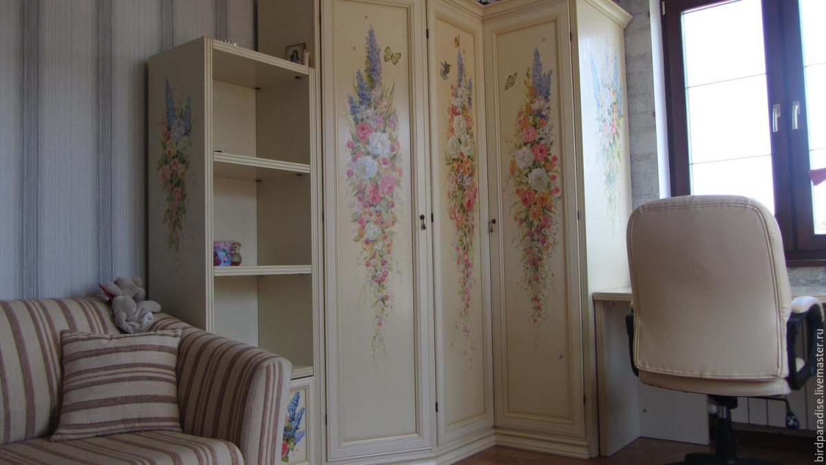 Шкаф в стиле декупаж