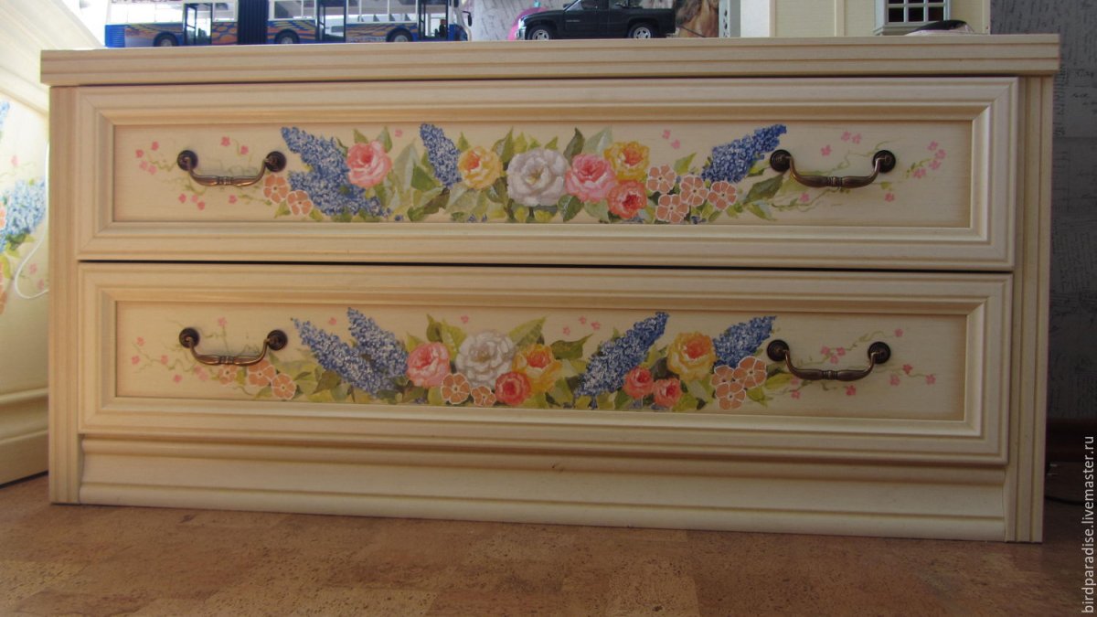 Разрисовать шкаф