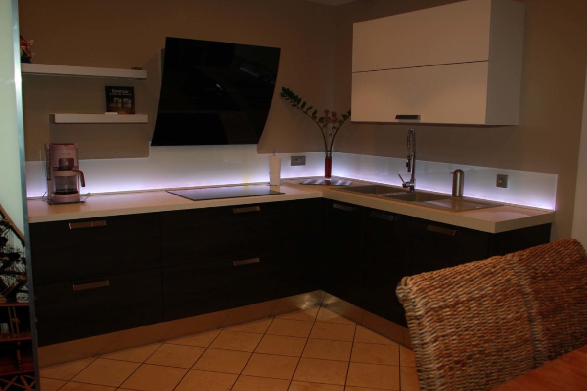 Стеклянный кухонный фартук с подсветкой