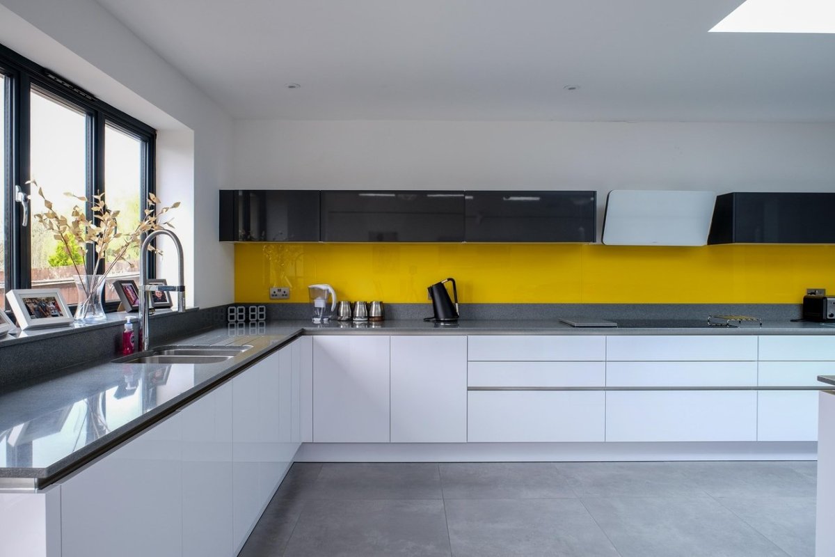Белая кухня с желтым фартуком