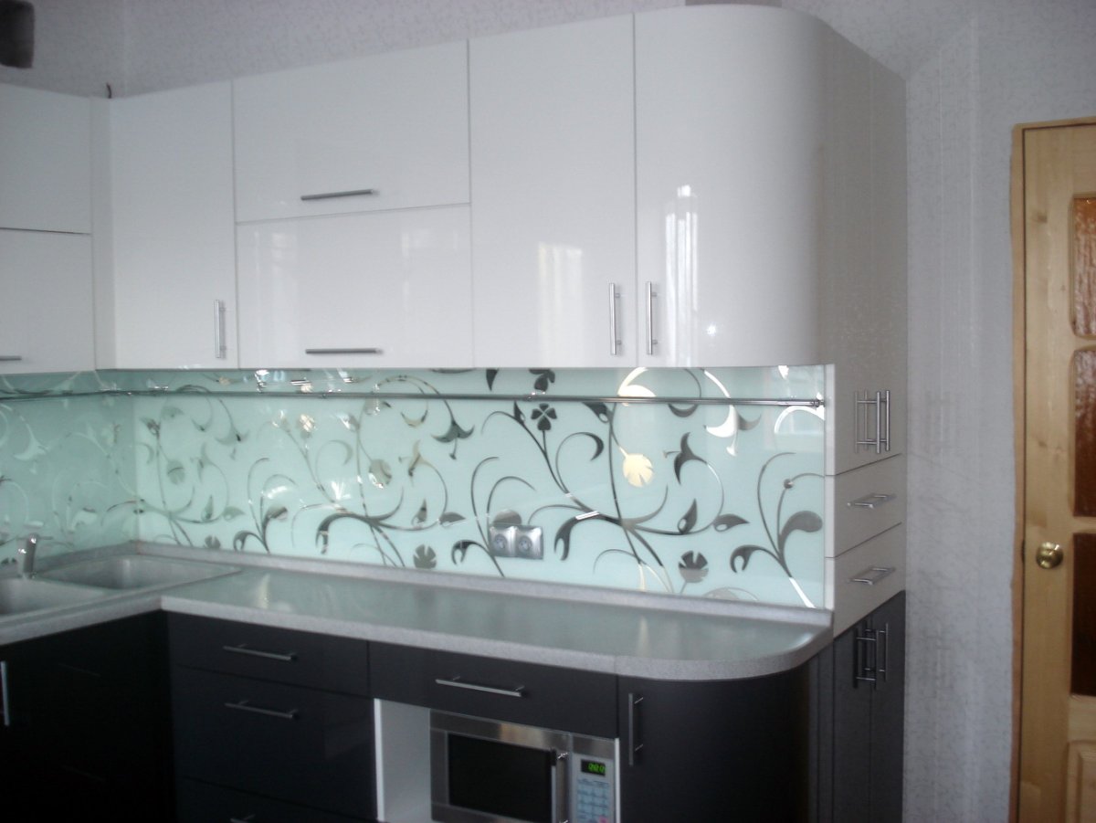 Черный стеклянный фартук