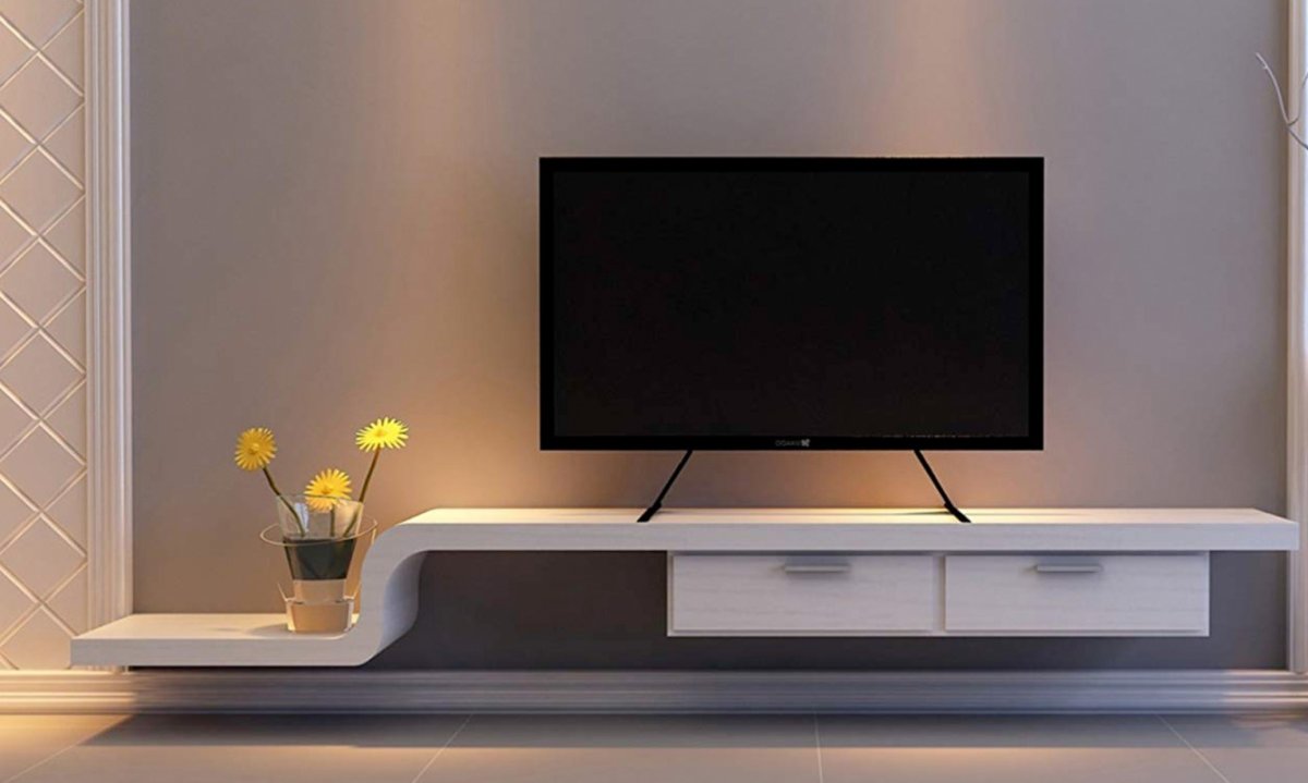 Полочки настенные рядом с телевизором