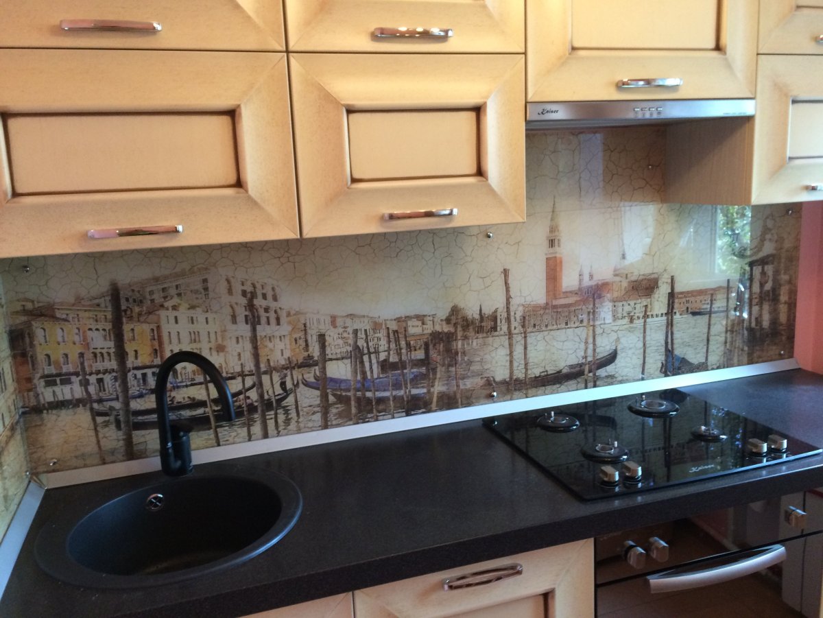 Стеклянный фартук с подсветкой