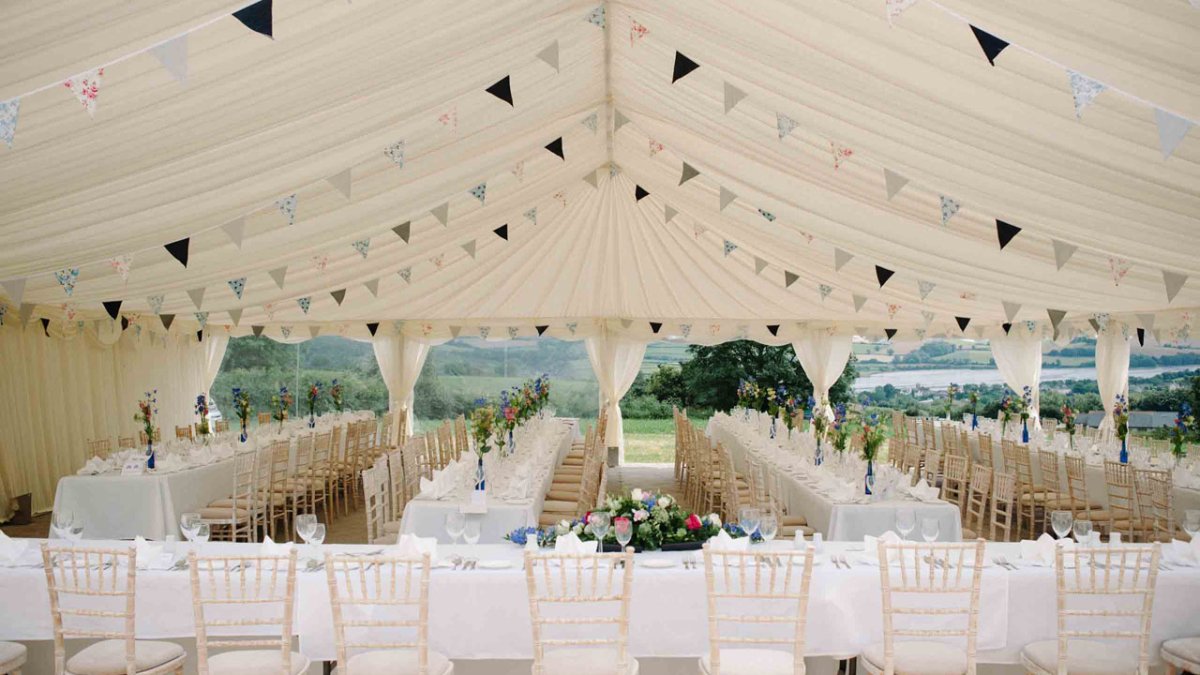 Свадебный шатер на берегу моря