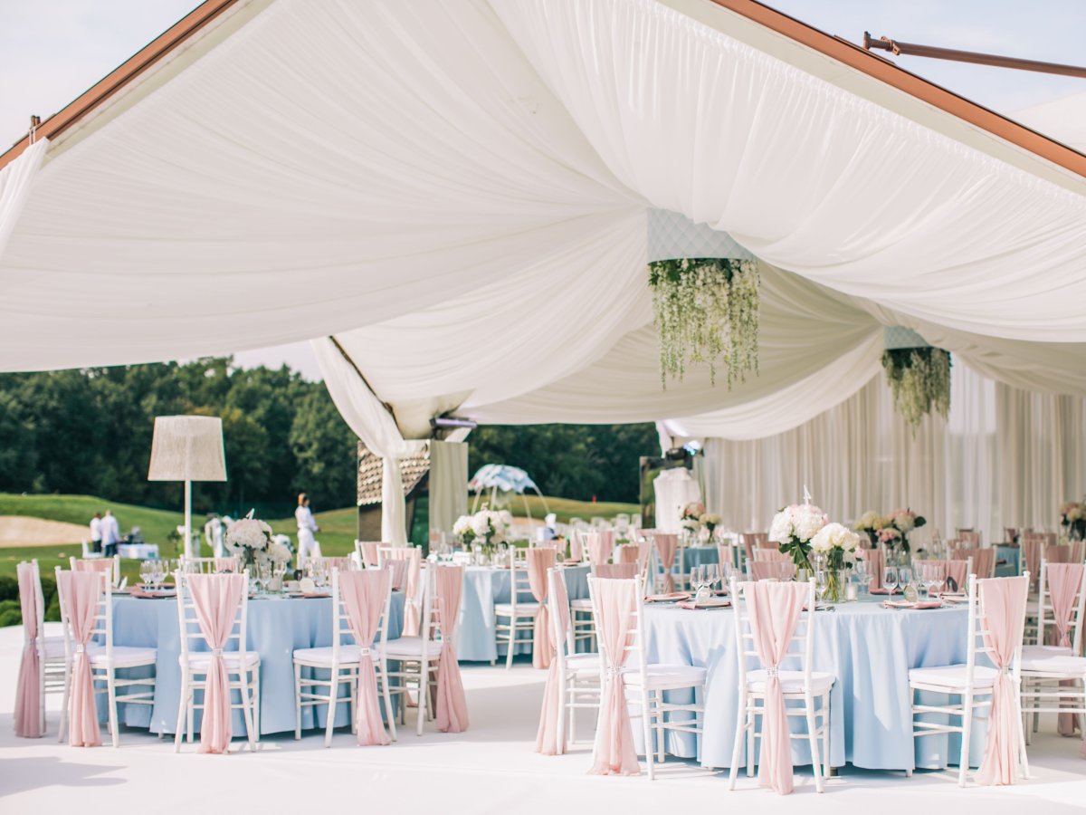 Декор стола молодоженов в шатре