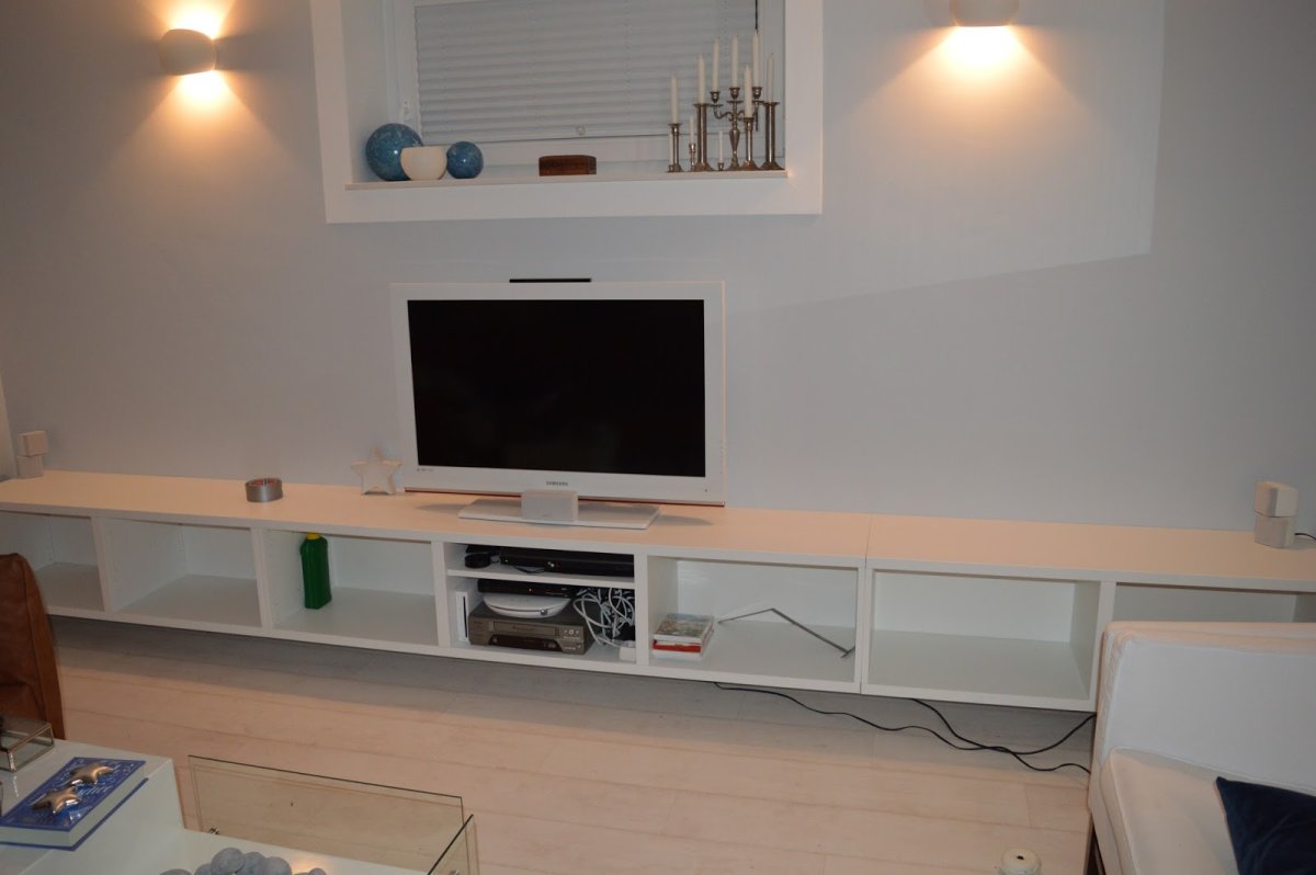 Полки над телевизором
