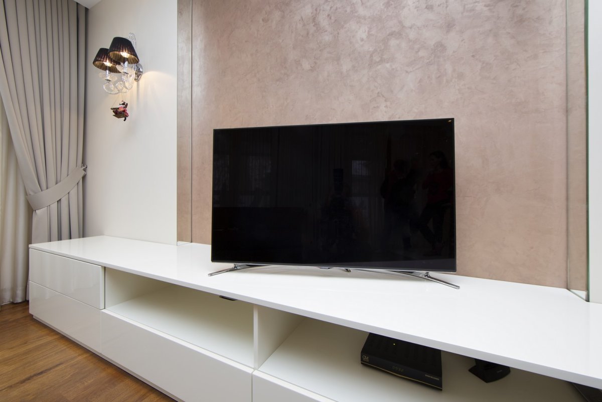 Полка под телевизор в современном стиле