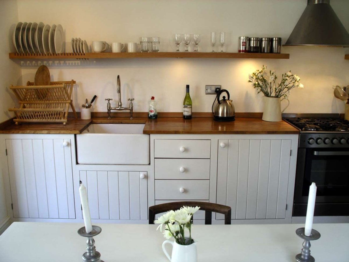 Кухня в скандинавском стиле с окном