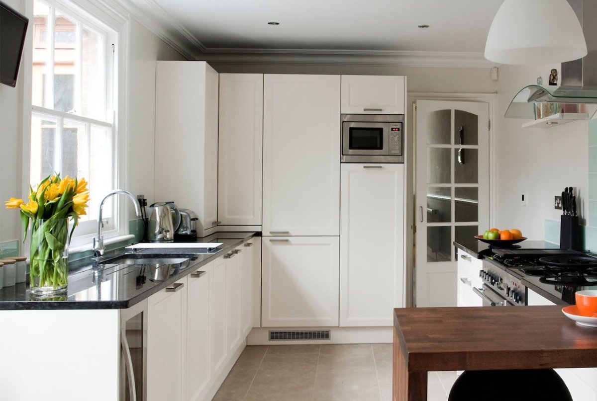 Кухня белая стены пшеничный цвет