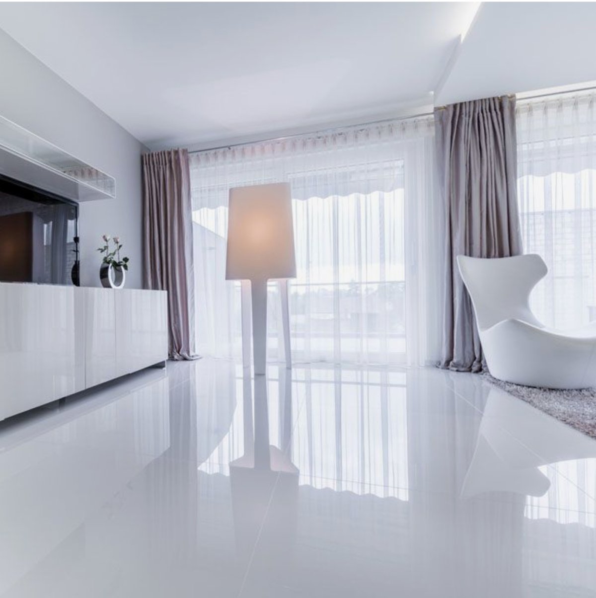 Глянцевый пол в интерьере