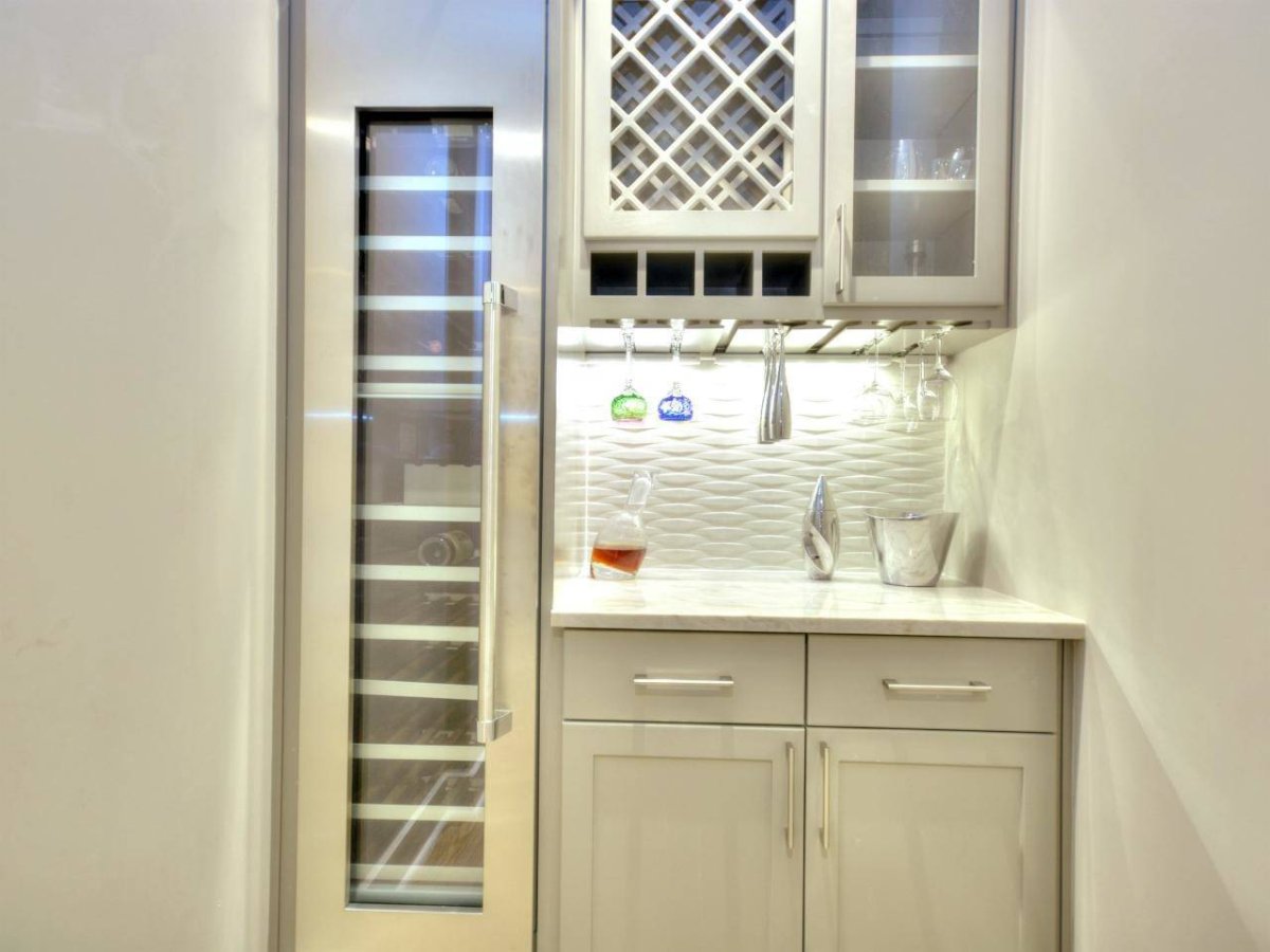 Винный шкаф над холодильником