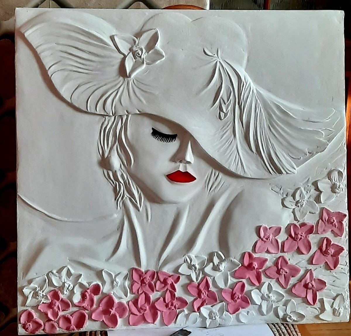 Барельеф женщина в шляпе