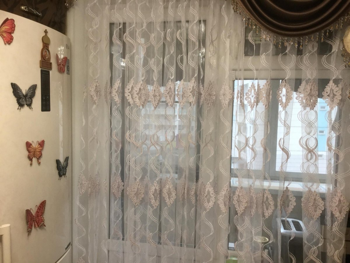 Шторы к обоям с вензелями