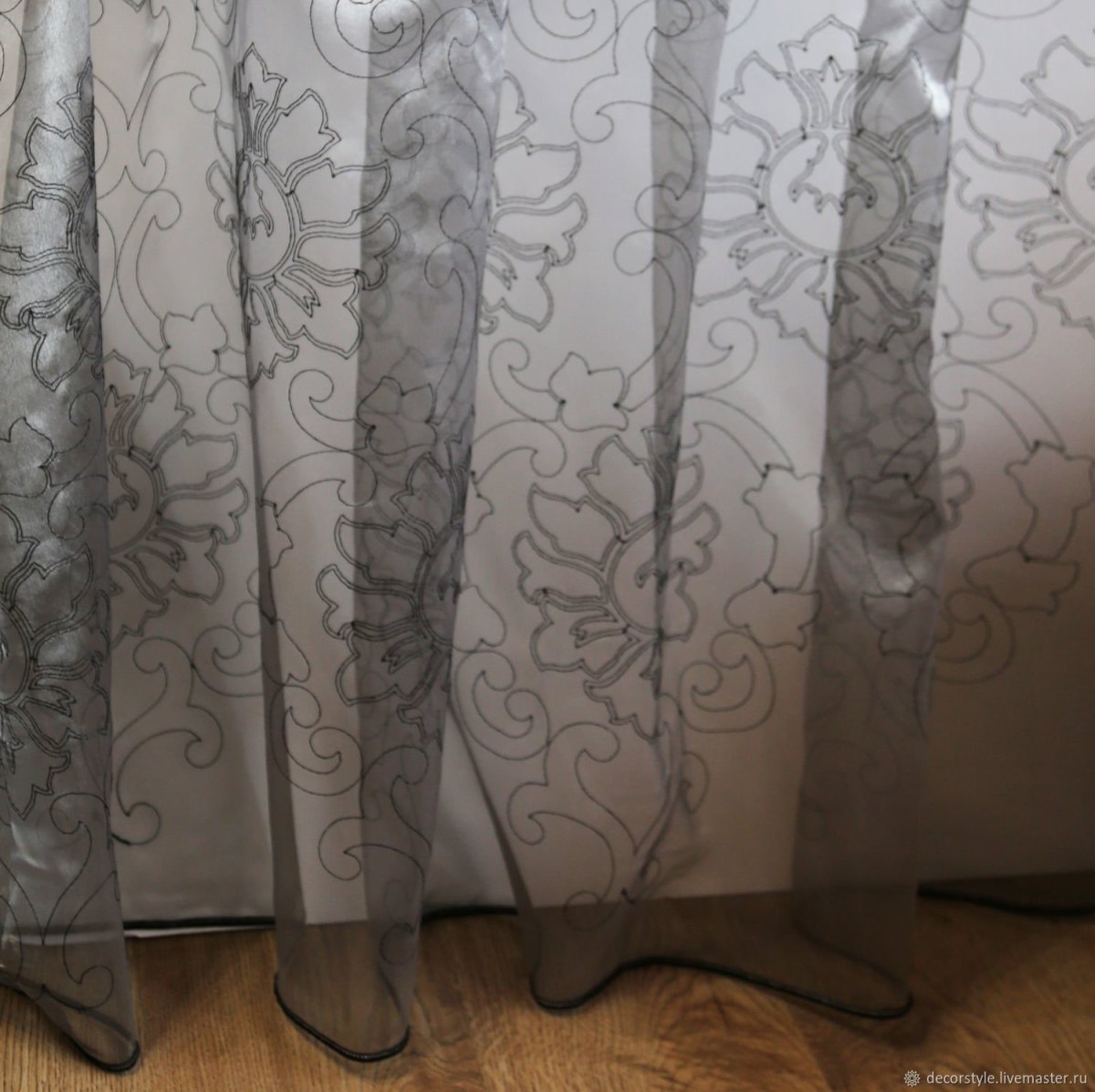 Шторы пудрового цвета с вензелями в интерьере фото