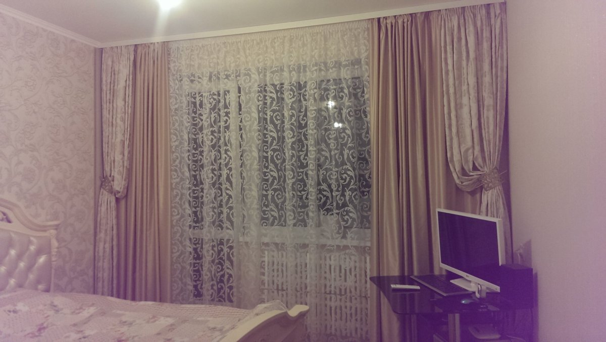 Белые атласные шторы