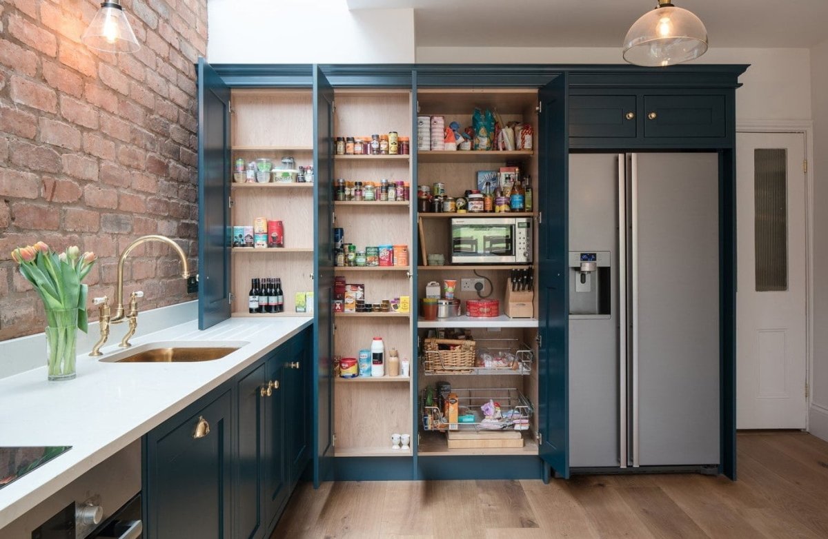 Прямая кухня встроенная в нишу