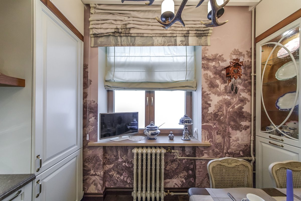 Телевизор на подоконнике на кухне