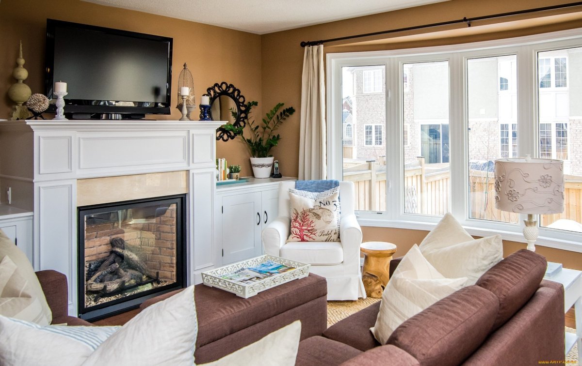 Камин у окна в интерьере