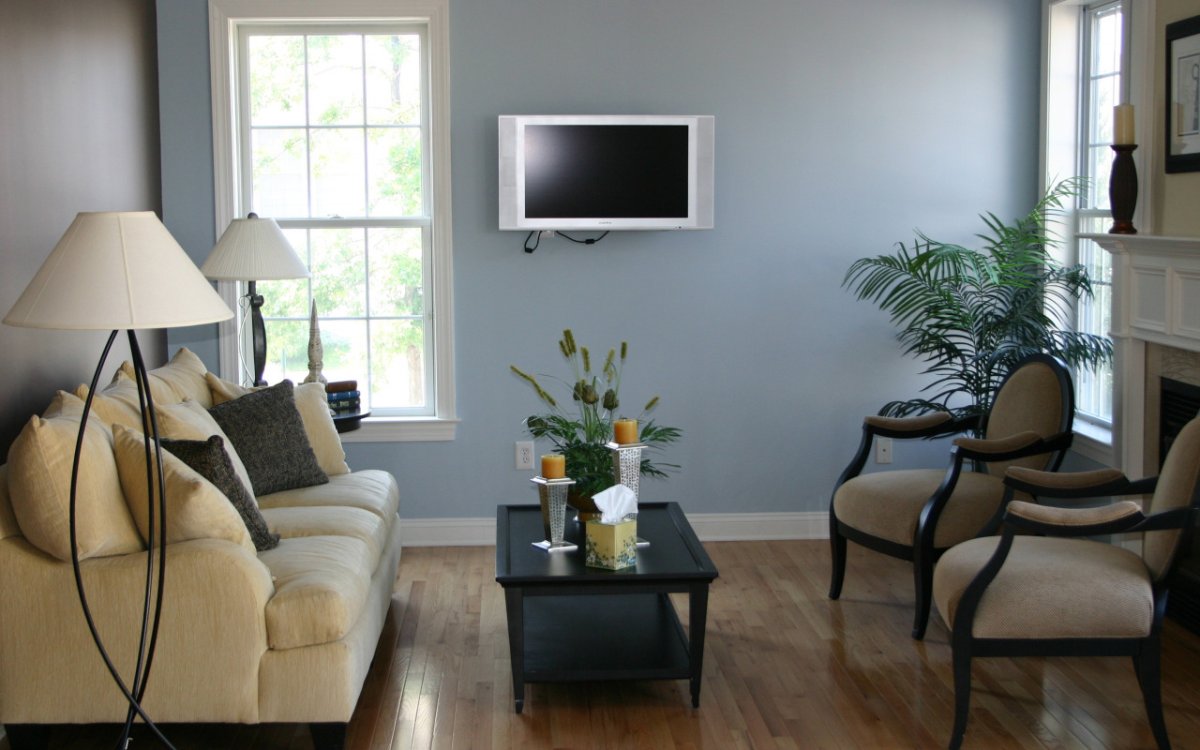 Телевизор у панорамного окна