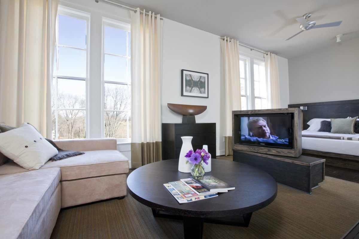 Телевизор в спальне