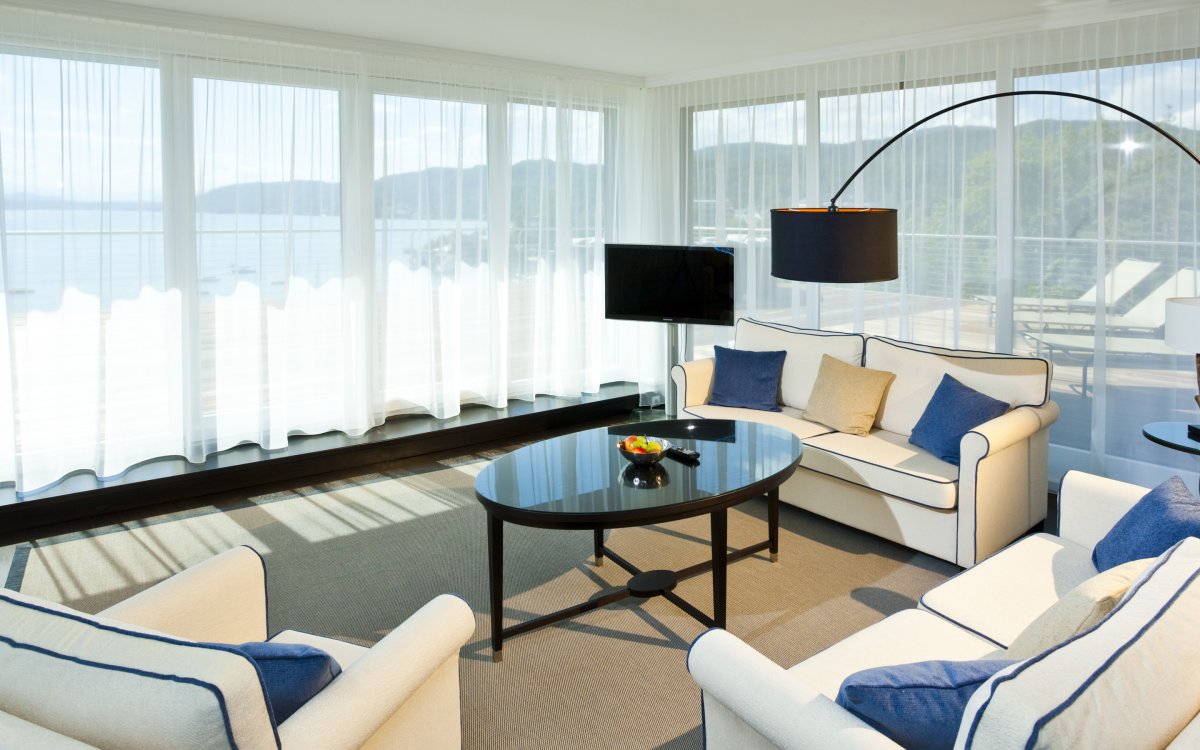 Телевизор в классическом интерьере гостиной