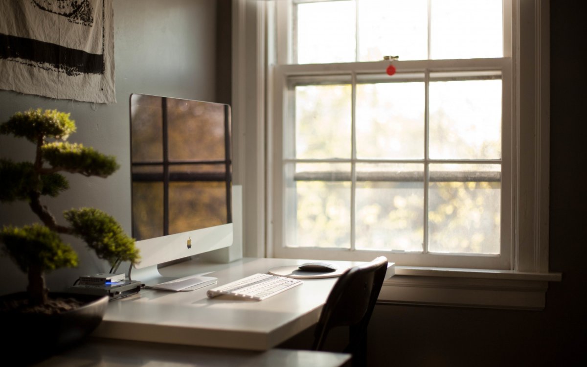 Скандинавская гостиная с рабочим столом