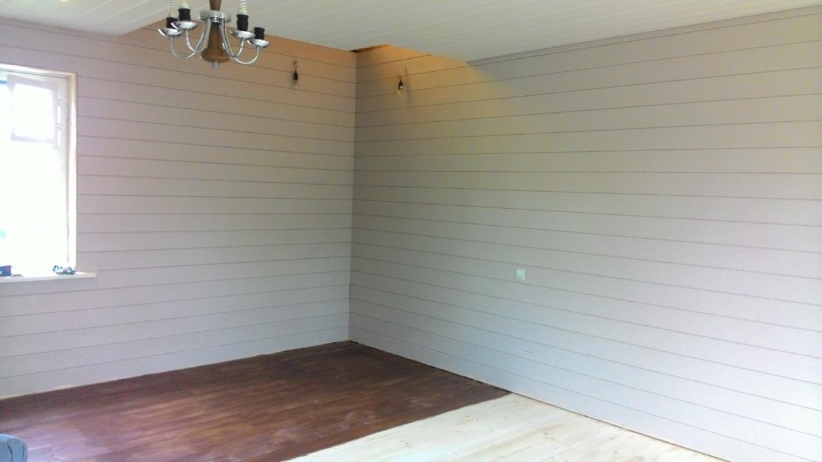 Стены жёлтого оттенка с вагонкой