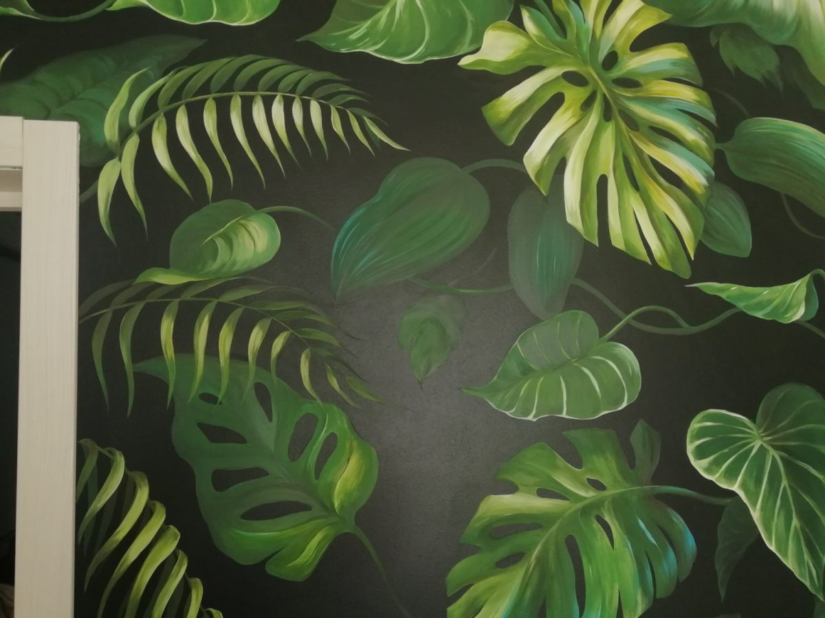 Деревянный фон с зеленью