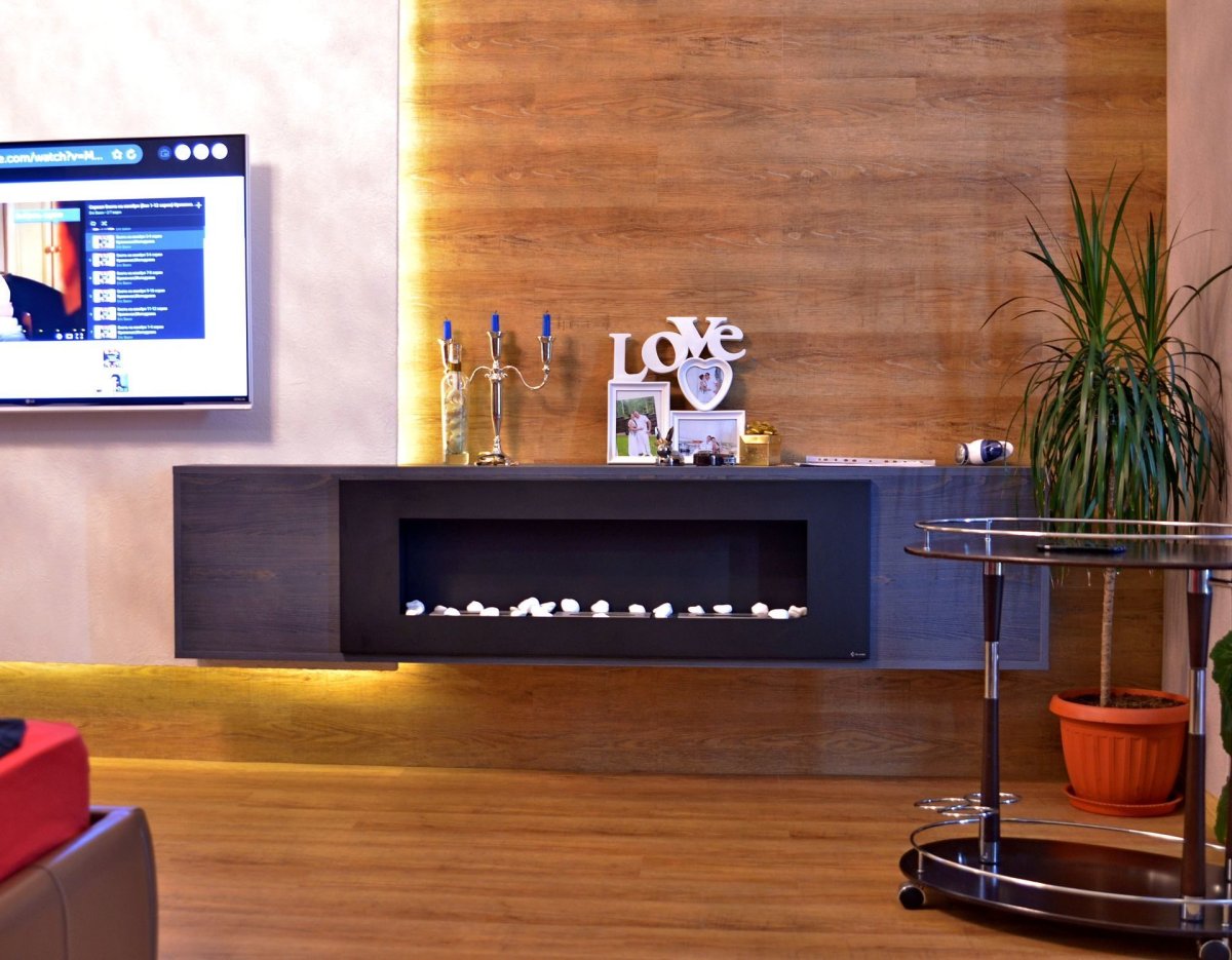 Декоративный камень в гостиной с телевизором