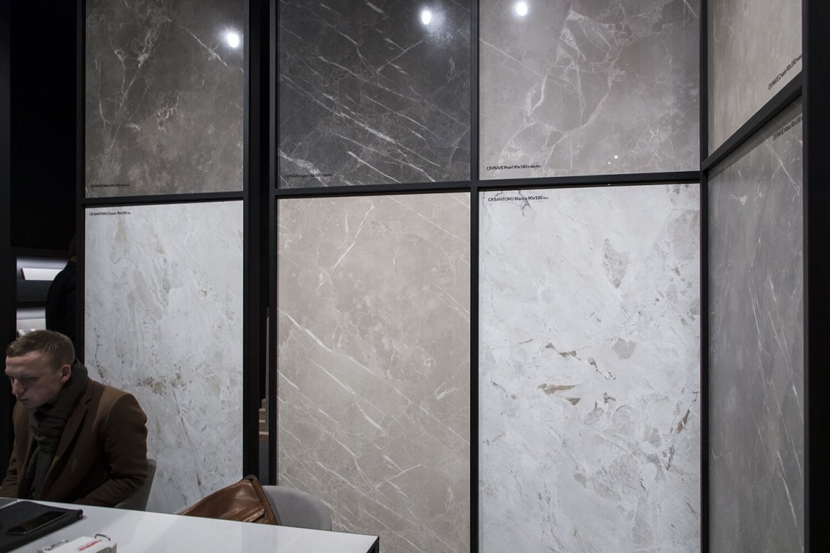 Гостиная с деревянными панелями