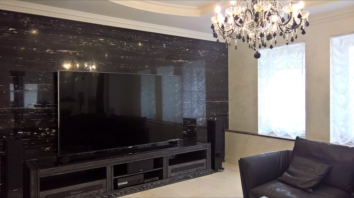 Керамогранит на стену в гостиной с телевизором