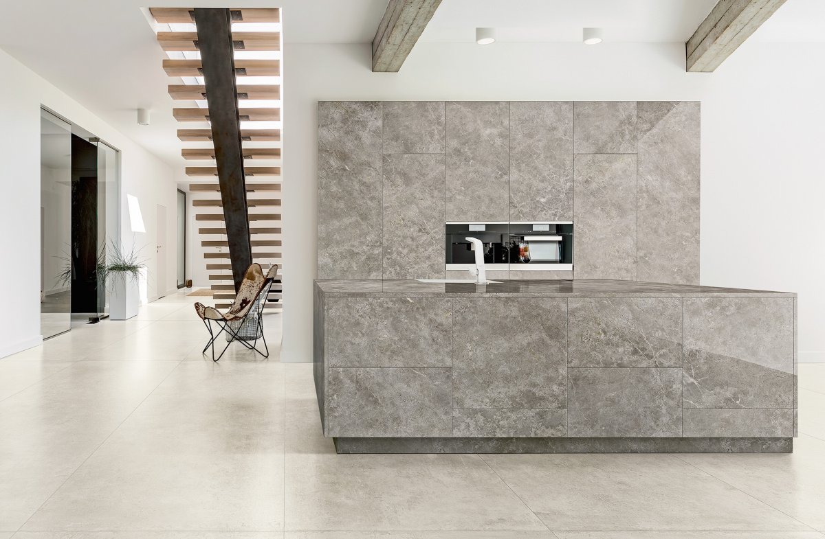 Телевизор на черной стене