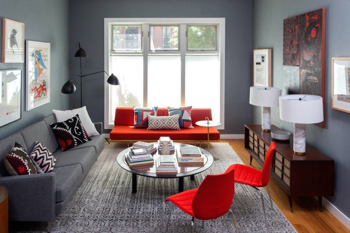 Серый интерьер с красными акцентами