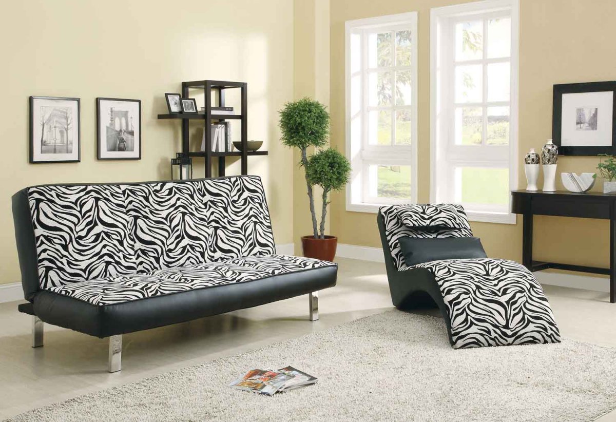 Диван с узорами в интерьере