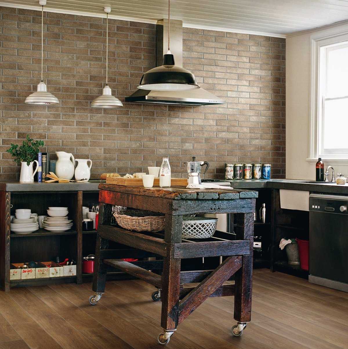 Декоративный кирпич на кухне