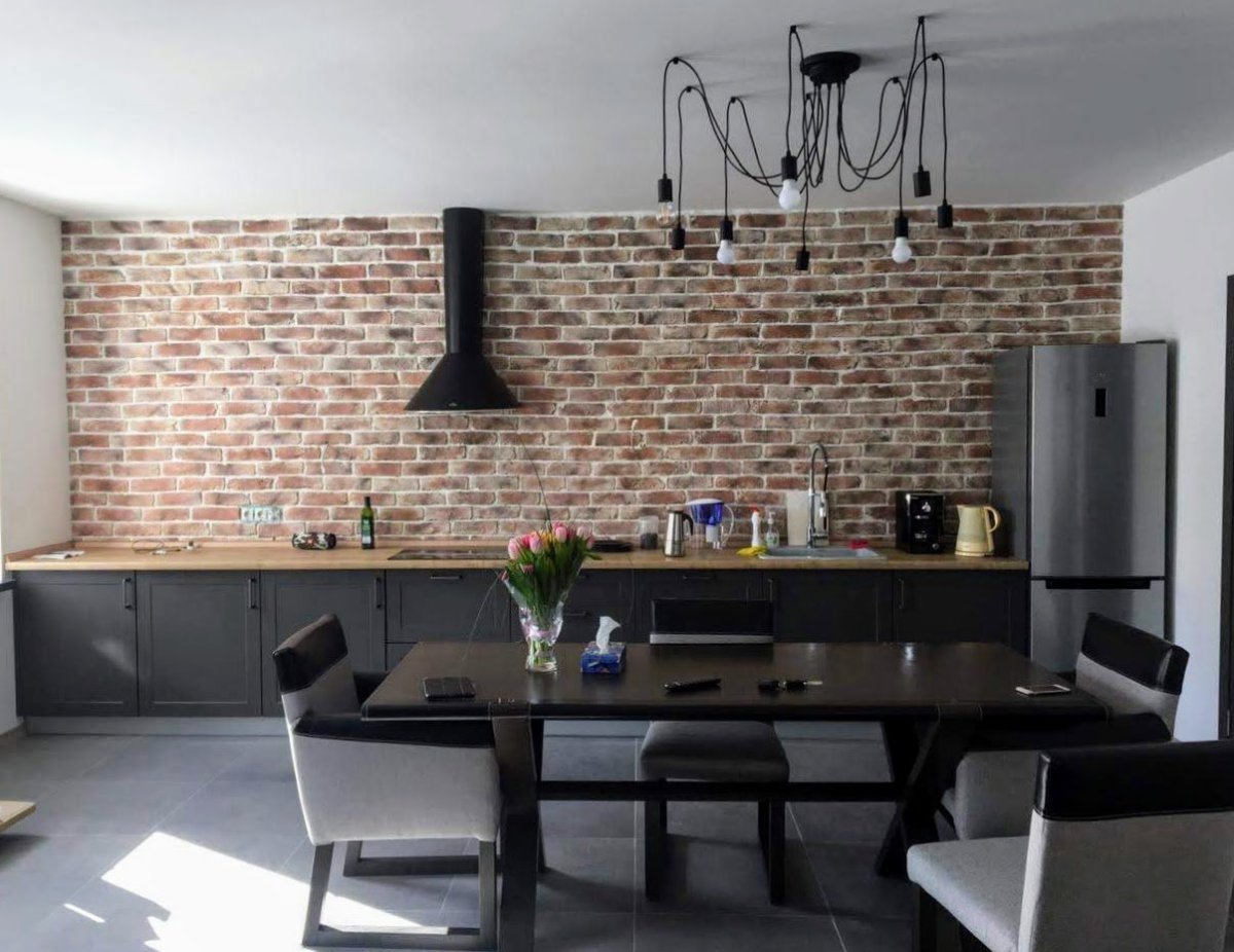 Кирпичная стена в интерьере кухни